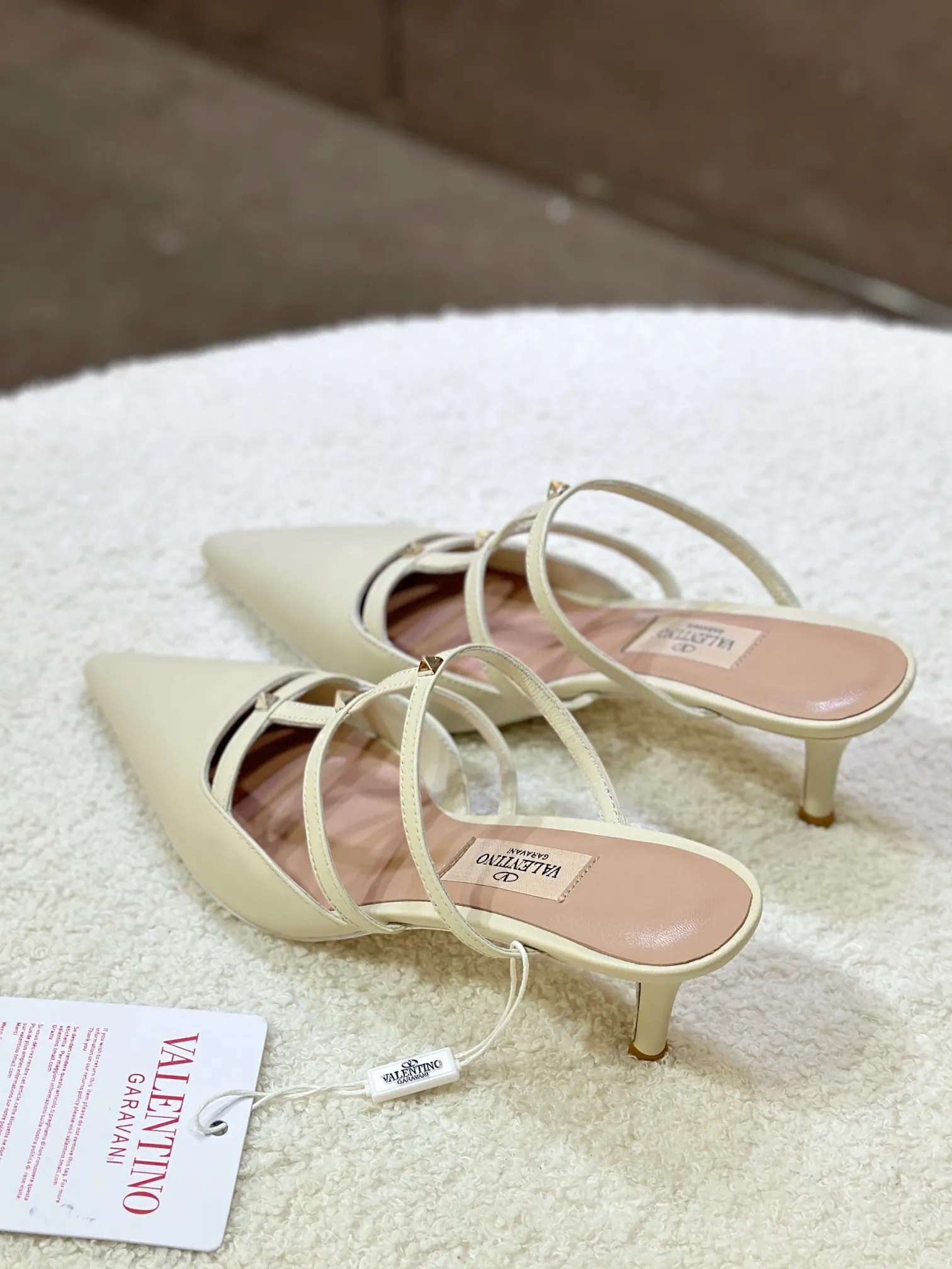 👟👟Ex-factory price 540👟👟 🛒 VALENTINO 2024 latest ROCKSTUD rivet decorated three-strap back hollow sandals🔥🔥🔥 🕳️🕳️🕳️ ●━━━━━━─────────✔Exclusive original 1-1 development, no product without original version (made entirely of genuine leather🉑️Shop around) 〰 ɪɴѓᴏʀᴍᴀᴛɪᴏɴ 〰 Buckle: Pyramid rivet 0.5X0.5 hardware Material: calfskin + pyramid rivets Lining: full-grain sheepskin Outsole: Italian through-dyed cowhide Midsole: Italian original craft material Process: computer stitching, machine shaping Heel height: 6.0cm Color: black, off-white, apricot powder Ready stock code: 35 36 37 38 39 Ready stock Customized code: 34 40 41 No return or exchange